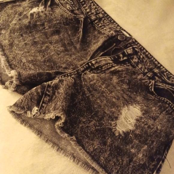 2/$15 FOREVER 21 Black Stone Washed Ripped Denim Short Shorts - Sz. 29 - Picture 1 of 3